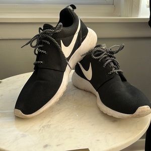 Nike Women’s 10.5 Roshe Walk Run Black Mesh